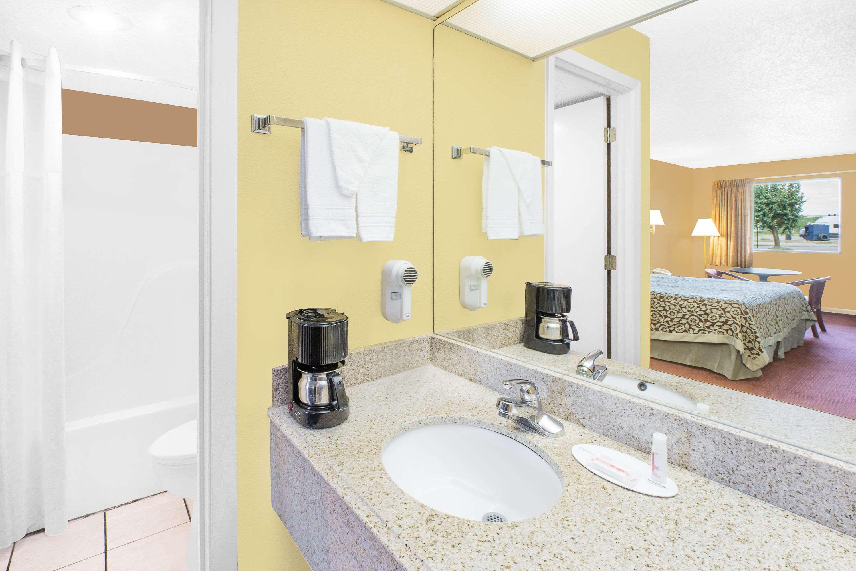 Days Inn By Wyndham N Little Rock East Норт Литъл Рок Екстериор снимка