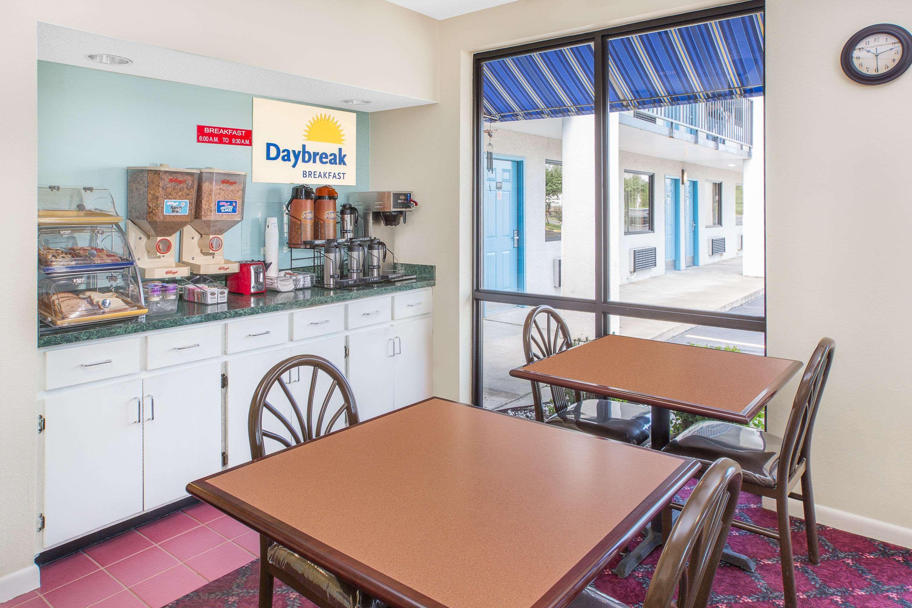 Days Inn By Wyndham N Little Rock East Норт Литъл Рок Екстериор снимка